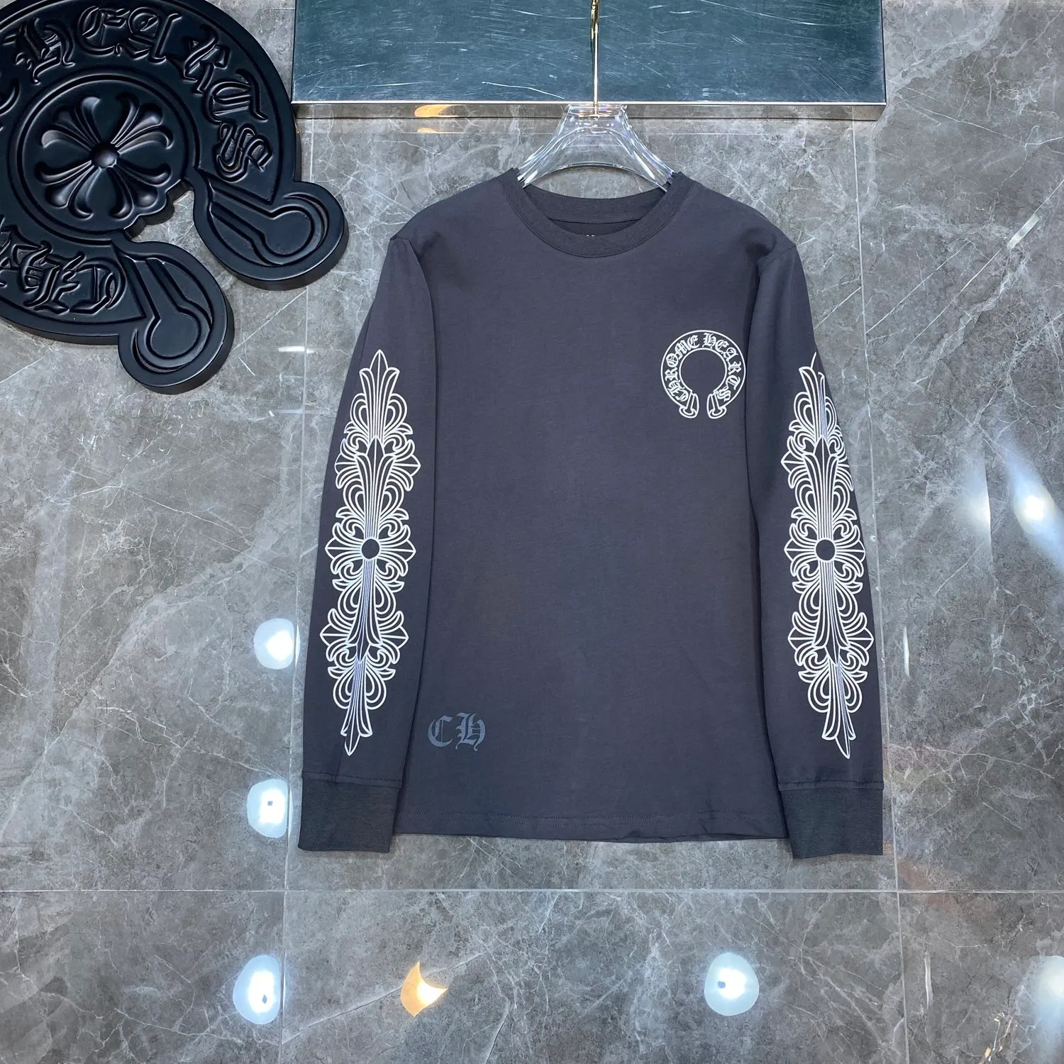 P160 Chrome Hearts 🍁Long T series🍁 Available simultaneously at counters Chrome simple letter slogan ⭐ long-sleeved T-shirt Specially customized original 1:1 high weight comfortable fabric Recommended color: customized red Code numbers: S, M, L, XL